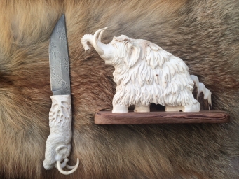 Нож Мамонт (Нерж. дамаск, резная рукоять и подставка из рога лося) 